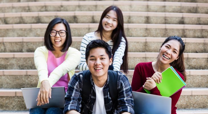 Living On-Campus or Off-Campus the Pros and the Cons - 4 Social Life