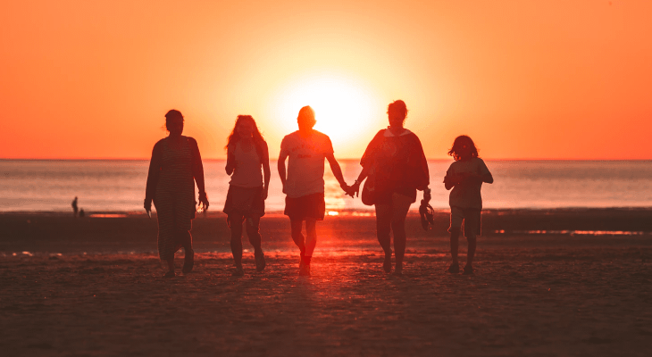 Realistic New Year’s resolutions for uni students - 7 Spend more time with family and friends