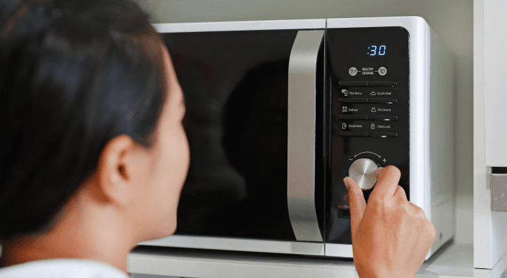 Dangerous Food Mistakes-Microwave Food With Plastics